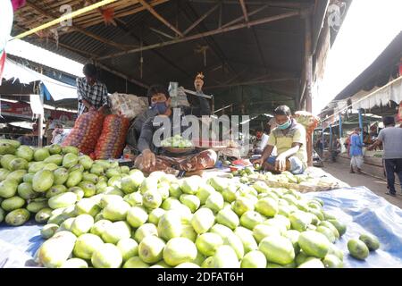 Verkäufer auf dem vegetablen Markt beobachteten am 11. Juni 2020 alle Normen von Unlock-1 bei Meena Bazaar Sabji Mandi bei Deoghar in Jharkhand, Indien. Foto von Anshuman Akash/ABACAPRESS.COM Stockfoto