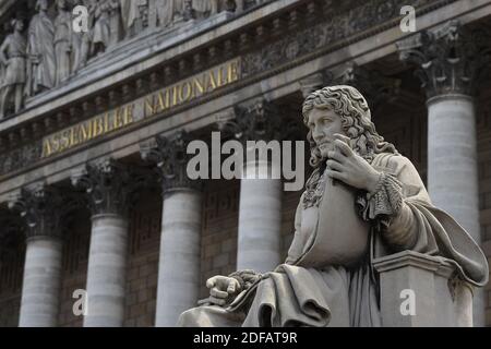 Statue von Jean-Baptiste Colbert, vor der Nationalversammlung in Paris, Frankreich am 11. Juni 2020. Es ist eine der Statuen, auf die einige antirassistische Aktivisten hingewiesen haben. Statuen historischer Persönlichkeiten, die mit Sklaverei in Verbindung stehen, wurden in den letzten Tagen bei Demonstrationen gegen Polizeigewalt und Rassismus in mehreren Ländern verwüstet. Einige Verbände fordern, dass andere Statuen, wie die von Colbert, dem Autor des Schwarzen Kodex, vor der Nationalversammlung freigegeben werden. Jean-Baptiste Colbert (29. August 1619, Reims - 6. September 1683, Paris) war der Comptroller General von Financ Stockfoto