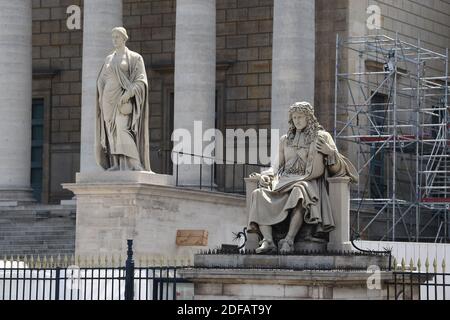 Statue von Jean-Baptiste Colbert, vor der Nationalversammlung in Paris, Frankreich am 11. Juni 2020. Es ist eine der Statuen, auf die einige antirassistische Aktivisten hingewiesen haben. Statuen historischer Persönlichkeiten, die mit Sklaverei in Verbindung stehen, wurden in den letzten Tagen bei Demonstrationen gegen Polizeigewalt und Rassismus in mehreren Ländern verwüstet. Einige Verbände fordern, dass andere Statuen, wie die von Colbert, dem Autor des Schwarzen Kodex, vor der Nationalversammlung freigegeben werden. Jean-Baptiste Colbert (29. August 1619, Reims - 6. September 1683, Paris) war der Comptroller General von Financ Stockfoto
