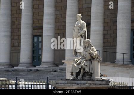 Statue von Jean-Baptiste Colbert, vor der Nationalversammlung in Paris, Frankreich am 11. Juni 2020. Es ist eine der Statuen, auf die einige antirassistische Aktivisten hingewiesen haben. Statuen historischer Persönlichkeiten, die mit Sklaverei in Verbindung stehen, wurden in den letzten Tagen bei Demonstrationen gegen Polizeigewalt und Rassismus in mehreren Ländern verwüstet. Einige Verbände fordern, dass andere Statuen, wie die von Colbert, dem Autor des Schwarzen Kodex, vor der Nationalversammlung freigegeben werden. Jean-Baptiste Colbert (29. August 1619, Reims - 6. September 1683, Paris) war der Comptroller General von Financ Stockfoto