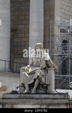 Statue von Jean-Baptiste Colbert, vor der Nationalversammlung in Paris, Frankreich am 11. Juni 2020. Es ist eine der Statuen, auf die einige antirassistische Aktivisten hingewiesen haben. Statuen historischer Persönlichkeiten, die mit Sklaverei in Verbindung stehen, wurden in den letzten Tagen bei Demonstrationen gegen Polizeigewalt und Rassismus in mehreren Ländern verwüstet. Einige Verbände fordern, dass andere Statuen, wie die von Colbert, dem Autor des Schwarzen Kodex, vor der Nationalversammlung freigegeben werden. Jean-Baptiste Colbert (29. August 1619, Reims - 6. September 1683, Paris) war der Comptroller General von Financ Stockfoto