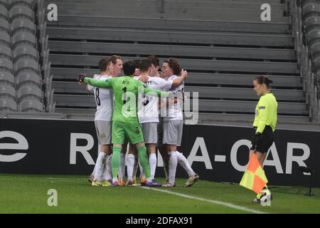 Villeneuve D'Ascq, Frankreich. Dezember 2020. Joy of Sparta Pragues Team nach der Toraktion in der Europa League, 4. Spieltag Gr. H Lille gegen Sparta Pragues im Pierre Mauroy Stadion - Villeneuve d'Ascq.Lille gewann 2-1 Credit: Pierre Stevenin/ZUMA Wire/Alamy Live News Stockfoto