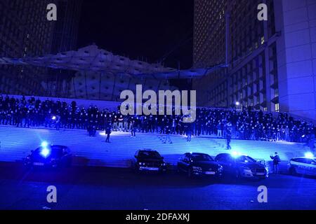Polizeibeamte stehen am 15. Juni 2020 im Geschäftsgebiet La Defense, westlich von Paris, Frankreich, während eines Protestes als Reaktion auf die Ankündigungen des französischen Innenministers vom 9. Juni inmitten der jüngsten Welle von Protesten gegen Rassismus und Polizeigewalt. Die französische Polizei hat in ihren Reihen Proteste gegen Rassismus veranstaltet und Spitzenbeamte angegriffen, weil sie es versäumt haben, die Gewalt gegen die Anschuldigungen zu verteidigen, die durch die Unruhen in den USA über den Tod von George Floyd verstärkt wurden. Der französische Innenminister sagte auch, dass die Polizei nicht mehr erlaubt sein würde, Würgegriffe zu verwenden, um Verdächtige zu verhaften, ein Schritt, der von vielen Offizieren a verspottet wurde Stockfoto