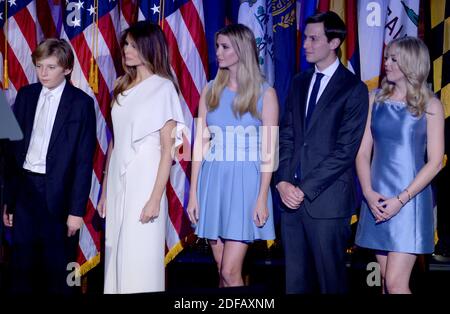 Datei Foto - die Familie des designierten Präsidenten Donald Trump, (L-R) Barron Trump, Frau Melania Trump, Ivanka Trump, Jared Kushner und Tiffany Trump, erscheint vor Anhängern in New York Hilton Midtown in der Wahlnacht. New York City, NY, USA, 8. November 2016. Eine neue, gewissenhaft berichtete Biographie von Washington Post Reporterin Mary Jordan argumentiert, dass die erste Dame kein Bauer ist, sondern ein Spieler, ein Zubehör im zweiten ebenso wie im ersten Sinn, Und eine Frau, die von einem der mächtigsten und transparent vergeblichen Männer der Welt bekommen kann, was sie will. Das Buch heißt die Kunst ihres Deals. Pho Stockfoto