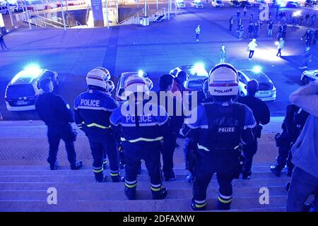 Polizeibeamte stehen am 15. Juni 2020 im Geschäftsgebiet La Defense, westlich von Paris, Frankreich, während eines Protestes als Reaktion auf die Ankündigungen des französischen Innenministers vom 9. Juni inmitten der jüngsten Welle von Protesten gegen Rassismus und Polizeigewalt. Die französische Polizei hat in ihren Reihen Proteste gegen Rassismus veranstaltet und Spitzenbeamte angegriffen, weil sie es versäumt haben, die Gewalt gegen die Anschuldigungen zu verteidigen, die durch die Unruhen in den USA über den Tod von George Floyd verstärkt wurden. Der französische Innenminister sagte auch, dass die Polizei nicht mehr erlaubt sein würde, Würgegriffe zu verwenden, um Verdächtige zu verhaften, ein Schritt, der von vielen Offizieren a verspottet wurde Stockfoto