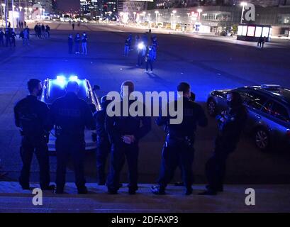 Polizeibeamte stehen am 15. Juni 2020 im Geschäftsgebiet La Defense, westlich von Paris, Frankreich, während eines Protestes als Reaktion auf die Ankündigungen des französischen Innenministers vom 9. Juni inmitten der jüngsten Welle von Protesten gegen Rassismus und Polizeigewalt. Die französische Polizei hat in ihren Reihen Proteste gegen Rassismus veranstaltet und Spitzenbeamte angegriffen, weil sie es versäumt haben, die Gewalt gegen die Anschuldigungen zu verteidigen, die durch die Unruhen in den USA über den Tod von George Floyd verstärkt wurden. Der französische Innenminister sagte auch, dass die Polizei nicht mehr erlaubt sein würde, Würgegriffe zu verwenden, um Verdächtige zu verhaften, ein Schritt, der von vielen Offizieren a verspottet wurde Stockfoto