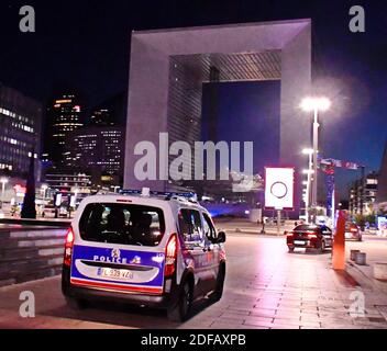 Polizeibeamte stehen am 15. Juni 2020 im Geschäftsgebiet La Defense, westlich von Paris, Frankreich, während eines Protestes als Reaktion auf die Ankündigungen des französischen Innenministers vom 9. Juni inmitten der jüngsten Welle von Protesten gegen Rassismus und Polizeigewalt. Die französische Polizei hat in ihren Reihen Proteste gegen Rassismus veranstaltet und Spitzenbeamte angegriffen, weil sie es versäumt haben, die Gewalt gegen die Anschuldigungen zu verteidigen, die durch die Unruhen in den USA über den Tod von George Floyd verstärkt wurden. Der französische Innenminister sagte auch, dass die Polizei nicht mehr erlaubt sein würde, Würgegriffe zu verwenden, um Verdächtige zu verhaften, ein Schritt, der von vielen Offizieren a verspottet wurde Stockfoto