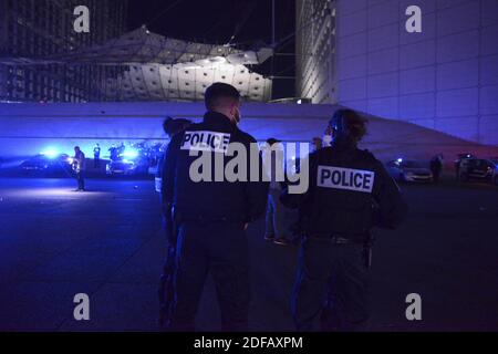Polizeibeamte stehen am 15. Juni 2020 im Geschäftsgebiet La Defense, westlich von Paris, Frankreich, während eines Protestes als Reaktion auf die Ankündigungen des französischen Innenministers vom 9. Juni inmitten der jüngsten Welle von Protesten gegen Rassismus und Polizeigewalt. Die französische Polizei hat in ihren Reihen Proteste gegen Rassismus veranstaltet und Spitzenbeamte angegriffen, weil sie es versäumt haben, die Gewalt gegen die Anschuldigungen zu verteidigen, die durch die Unruhen in den USA über den Tod von George Floyd verstärkt wurden. Der französische Innenminister sagte auch, dass die Polizei nicht mehr erlaubt sein würde, Würgegriffe zu verwenden, um Verdächtige zu verhaften, ein Schritt, der von vielen Offizieren a verspottet wurde Stockfoto