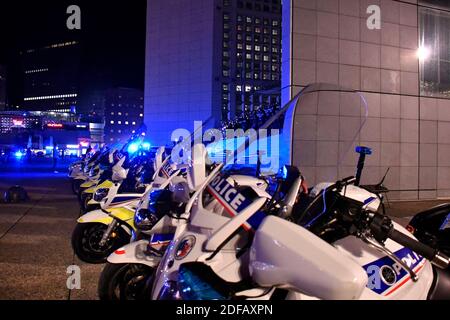Polizeibeamte stehen am 15. Juni 2020 im Geschäftsgebiet La Defense, westlich von Paris, Frankreich, während eines Protestes als Reaktion auf die Ankündigungen des französischen Innenministers vom 9. Juni inmitten der jüngsten Welle von Protesten gegen Rassismus und Polizeigewalt. Die französische Polizei hat in ihren Reihen Proteste gegen Rassismus veranstaltet und Spitzenbeamte angegriffen, weil sie es versäumt haben, die Gewalt gegen die Anschuldigungen zu verteidigen, die durch die Unruhen in den USA über den Tod von George Floyd verstärkt wurden. Der französische Innenminister sagte auch, dass die Polizei nicht mehr erlaubt sein würde, Würgegriffe zu verwenden, um Verdächtige zu verhaften, ein Schritt, der von vielen Offizieren a verspottet wurde Stockfoto