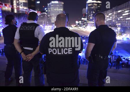 Polizeibeamte stehen am 15. Juni 2020 im Geschäftsgebiet La Defense, westlich von Paris, Frankreich, während eines Protestes als Reaktion auf die Ankündigungen des französischen Innenministers vom 9. Juni inmitten der jüngsten Welle von Protesten gegen Rassismus und Polizeigewalt. Die französische Polizei hat in ihren Reihen Proteste gegen Rassismus veranstaltet und Spitzenbeamte angegriffen, weil sie es versäumt haben, die Gewalt gegen die Anschuldigungen zu verteidigen, die durch die Unruhen in den USA über den Tod von George Floyd verstärkt wurden. Der französische Innenminister sagte auch, dass die Polizei nicht mehr erlaubt sein würde, Würgegriffe zu verwenden, um Verdächtige zu verhaften, ein Schritt, der von vielen Offizieren a verspottet wurde Stockfoto