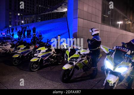Polizeibeamte stehen am 15. Juni 2020 im Geschäftsgebiet La Defense, westlich von Paris, Frankreich, während eines Protestes als Reaktion auf die Ankündigungen des französischen Innenministers vom 9. Juni inmitten der jüngsten Welle von Protesten gegen Rassismus und Polizeigewalt. Die französische Polizei hat in ihren Reihen Proteste gegen Rassismus veranstaltet und Spitzenbeamte angegriffen, weil sie es versäumt haben, die Gewalt gegen die Anschuldigungen zu verteidigen, die durch die Unruhen in den USA über den Tod von George Floyd verstärkt wurden. Der französische Innenminister sagte auch, dass die Polizei nicht mehr erlaubt sein würde, Würgegriffe zu verwenden, um Verdächtige zu verhaften, ein Schritt, der von vielen Offizieren a verspottet wurde Stockfoto