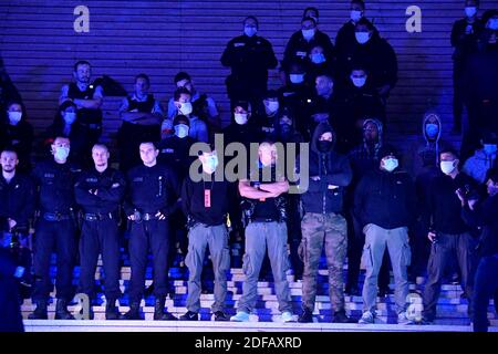 Polizeibeamte stehen am 15. Juni 2020 im Geschäftsgebiet La Defense, westlich von Paris, Frankreich, während eines Protestes als Reaktion auf die Ankündigungen des französischen Innenministers vom 9. Juni inmitten der jüngsten Welle von Protesten gegen Rassismus und Polizeigewalt. Die französische Polizei hat in ihren Reihen Proteste gegen Rassismus veranstaltet und Spitzenbeamte angegriffen, weil sie es versäumt haben, die Gewalt gegen die Anschuldigungen zu verteidigen, die durch die Unruhen in den USA über den Tod von George Floyd verstärkt wurden. Der französische Innenminister sagte auch, dass die Polizei nicht mehr erlaubt sein würde, Würgegriffe zu verwenden, um Verdächtige zu verhaften, ein Schritt, der von vielen Offizieren a verspottet wurde Stockfoto