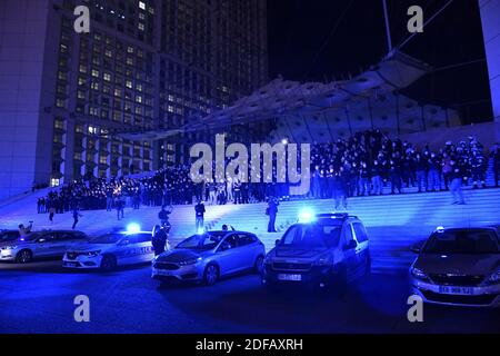 Polizeibeamte stehen am 15. Juni 2020 im Geschäftsgebiet La Defense, westlich von Paris, Frankreich, während eines Protestes als Reaktion auf die Ankündigungen des französischen Innenministers vom 9. Juni inmitten der jüngsten Welle von Protesten gegen Rassismus und Polizeigewalt. Die französische Polizei hat in ihren Reihen Proteste gegen Rassismus veranstaltet und Spitzenbeamte angegriffen, weil sie es versäumt haben, die Gewalt gegen die Anschuldigungen zu verteidigen, die durch die Unruhen in den USA über den Tod von George Floyd verstärkt wurden. Der französische Innenminister sagte auch, dass die Polizei nicht mehr erlaubt sein würde, Würgegriffe zu verwenden, um Verdächtige zu verhaften, ein Schritt, der von vielen Offizieren a verspottet wurde Stockfoto