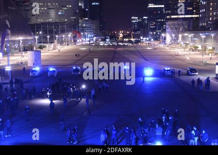 Polizeibeamte stehen am 15. Juni 2020 im Geschäftsgebiet La Defense, westlich von Paris, Frankreich, während eines Protestes als Reaktion auf die Ankündigungen des französischen Innenministers vom 9. Juni inmitten der jüngsten Welle von Protesten gegen Rassismus und Polizeigewalt. Die französische Polizei hat in ihren Reihen Proteste gegen Rassismus veranstaltet und Spitzenbeamte angegriffen, weil sie es versäumt haben, die Gewalt gegen die Anschuldigungen zu verteidigen, die durch die Unruhen in den USA über den Tod von George Floyd verstärkt wurden. Der französische Innenminister sagte auch, dass die Polizei nicht mehr erlaubt sein würde, Würgegriffe zu verwenden, um Verdächtige zu verhaften, ein Schritt, der von vielen Offizieren a verspottet wurde Stockfoto
