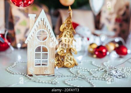 Weihnachtsspielzeug fahren. Weihnachtselkay. Weihnachtsgeschenke. Schönes Foto Stockfoto