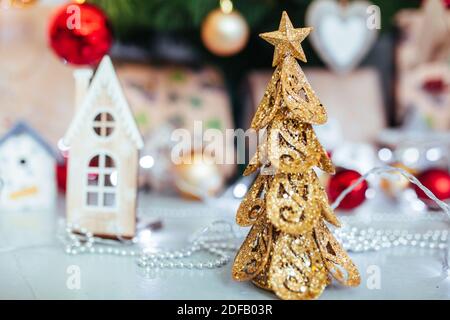 Weihnachtsspielzeug fahren. Weihnachtselkay. Weihnachtsgeschenke. Schönes Foto Stockfoto