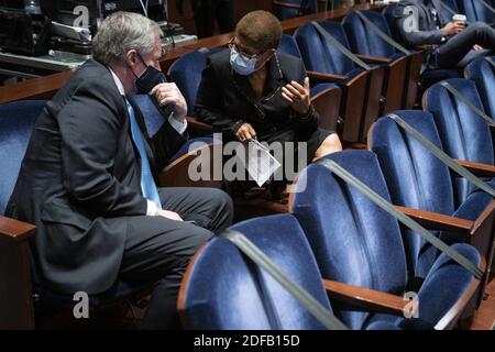 Demokratische Vertreterin aus Kalifornien Karen Bass, Vorsitzende des Black Caucus Kongresses, spricht mit dem Stabschef des Weißen Hauses, Mark Meadows, während eines Judikative-Ausschusses des Repräsentantenhauses, der H.R. 7120, den "Justice in Policing Act von 2020", im US-Kapitol in Washington, DC, USA, am 17. Juni 2020, vorstellte. Der Tod von George Floyd während in Polizeigewahrsam in Minneapolis hat globale Proteste und einen Aufruf zur Polizeireform ausgelöst. Foto von SARAH SILBIGER/Pool/ABACAPRESS.COM Stockfoto