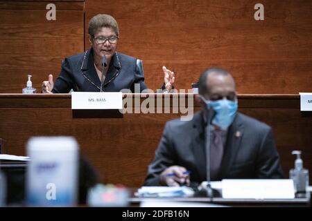 Demokratische Vertreterin aus Kalifornien und Vorsitzende des Kongresses, Black Caucus, Karen Bass, spricht während einer Versammlung des Justizkomitees, die auf H.R. 7120 den "Justice in Policing Act von 2020" im US-Kapitol in Washington, DC, USA, 17. Juni 2020 vorstellte. Der Tod von George Floyd während in Polizeigewahrsam in Minneapolis hat globale Proteste und einen Aufruf zur Polizeireform ausgelöst. Foto von SARAH SILBIGER/Pool/ABACAPRESS.COM Stockfoto