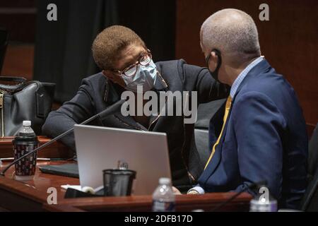 Demokratische Vertreterin aus Kalifornien und Vorsitzende des Kongresses, Black Caucus, Karen Bass, spricht mit dem demokratischen Vertreter von Georgia, Henry Johnson, während einer Vermarkung des Justizausschusses des Repräsentantenhauses zum 'Justice 7120 in Policing Act von 2020' auf dem US-Kapitol in Washington, DC, USA, 17. Juni 2020. Der Tod von George Floyd während in Polizeigewahrsam in Minneapolis hat globale Proteste und einen Aufruf zur Polizeireform ausgelöst. Foto von SARAH SILBIGER/Pool/ABACAPRESS.COM Stockfoto