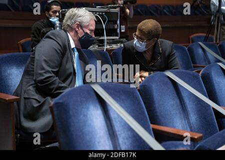 Demokratische Vertreterin aus Kalifornien Karen Bass, Vorsitzende des Black Caucus Kongresses, spricht mit dem Stabschef des Weißen Hauses, Mark Meadows, während eines Judikative-Ausschusses des Repräsentantenhauses, der H.R. 7120, den "Justice in Policing Act von 2020", im US-Kapitol in Washington, DC, USA, am 17. Juni 2020, vorstellte. Der Tod von George Floyd während in Polizeigewahrsam in Minneapolis hat globale Proteste und einen Aufruf zur Polizeireform ausgelöst. Foto von SARAH SILBIGER/Pool/ABACAPRESS.COM Stockfoto