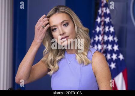 Der Pressesprecher des Weißen Hauses Kayleigh McEnany hält eine Pressekonferenz im James Brady Press Briefing Room des Weißen Hauses in Washington, DC, USA, am 17. Juni 2020. McEnany kommentierte den 5. Jahresangriff auf eine Charleston-Kirche. McEnany beschuldigte auch die Nachrichtenmedien der Heuchelei und sagte, dass es einen Mangel an Berichterstattung über die mögliche Ausbreitung des Coronavirus COVID-19 bei George Floyd-Protesten gebe, aber eine reichliche Berichterstattung über die mögliche Ausbreitung bei Veranstaltungen, die von Trump-Anhängern abgehalten werden. Foto von Michael Reynolds/Pool/ABACAPRESS.COM Stockfoto