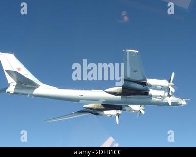 Handout Foto eines russischen TU-95 Bombers betritt die Alaskan Air Defense Identification Zone 16. Juni 2020. US Air Force F-22 Kampfflugzeuge abgefangen russischen Bomber fliegen in der Nähe von Alaska zwei separate Zeiten Dienstag. North American Aerospace Defence Command sagt, dass die erste Formation russischer Flugzeuge aus zwei TU-95 Bombern bestand, begleitet von zwei Su-35 Kampfflugzeugen und von einem A-50 fliegenden Frühwarn- und Kontrollflugzeug unterstützt wurde. Die zweite Formation bestand aus zwei TU-95 Bombern, die von einer A-50 unterstützt wurden. NORAD sagt, dass das russische Militärflugzeug im internationalen Luftraum und bei blieb Stockfoto