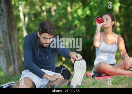 Paar Stretching im Freien Stockfoto