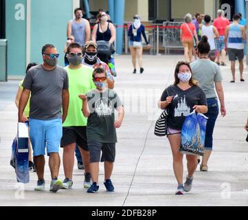 KEIN FILM, KEIN VIDEO, KEIN Fernsehen, KEINE DOKUMENTATION - Gäste tragen Gesichtsmasken, während sie das Disney Springs Einkaufs- und Restaurantviertel in Lake Buena Vista, FL, USA, besuchen, Mittwoch, 17. Juni 2020. Das Gesundheitsministerium von Florida berichtete am Donnerstag über 3,207 neue Fälle von Covid-19, was für Florida seit Beginn der Pandemie einen Rekord-Tageshoch darstellt. Foto von Joe Burbank/Orlando Sentinel/TNS/ABACAPRESS.COM Stockfoto
