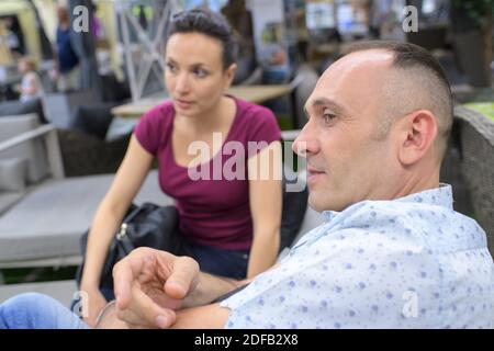 Paar Kauf Couch im Möbelgeschäft Stockfoto