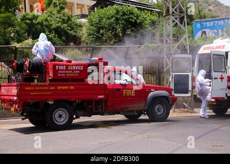 Indian Municipal Worker sprüht Desinfektionsmittel auf seine Kollegen, nachdem sie die Leiche eines COVID-19-Opfers in einem Krematorium in Ajmer, Rajasthan, Indien, am 19. Juni 2020 eingeäschert haben. Foto von Himanshu Sharma/ABACAPRESS.COM Stockfoto