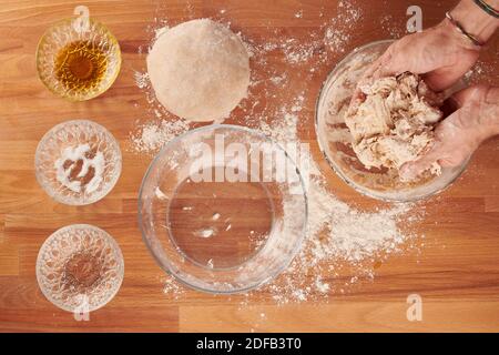 Italienische Pizza Schritt für Schritt mit Zutaten für handgemachten Teig: Die Zutaten mischen Stockfoto