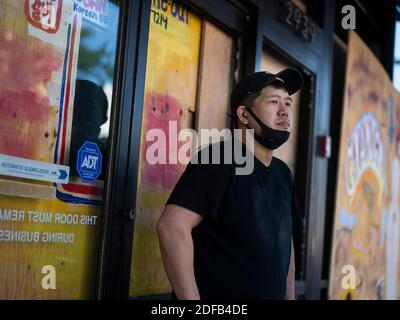 KEIN FILM, KEIN VIDEO, KEIN Fernsehen, KEIN DOKUMENTARFILM - Fred Hwang, ein Manager bei Hoban Korean BBQ, beschreibt, was er von den frühen Morgenschießarbeiten, die im 2900 Block der Hennepin Avenue South am Sonntag, 21. Juni 2020 in Minneapolis, MN, USA geschah, miterlebt hat. Ein Teenager ist nach einem anderen Schießen in Minneapolis am Sonntag tot, dieses Mal in der Stadt Jordanien Nachbarschaft. Am Tatort sagten die Beamten, sie hätten ein 17-jähriges Opfer gefunden, das keinen Puls hatte und nicht atmete. Polizeisprecher John Elder sagt, dass die Beamten mit der Reanimation begannen und den Jungen in das Krankenhaus brachten, wo er starb. Foto von Jerry holt/Min Stockfoto