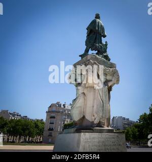 Die Statue des Marschalls Gallieni von schwarzen afrikanischen Indigenen getragen wird am 23. Juni 2020 in Place Vauban, 7. Arondissement, Paris, Frankreich gesehen. Von konföderierten Führern in den USA bis hin zu Sklavenhändlern in Großbritannien wurden in den letzten Wochen überall auf der Welt Statuen von Menschen mit Verbindungen zu rassistischen Vorurteilen ins Visier genommen. In Frankreich sind es Statuen von Figuren, die in die koloniale Vergangenheit des Landes involviert sind, die ins Visier genommen wurden. Die Statue von Joseph Gallieni, einem Militärkommandanten in den französischen Kolonien, war die jüngste, die ins Visier genommen wurde. Gallieni militärische Karriere sah ihn Aufstände gegen koloniale r niederschlagen Stockfoto