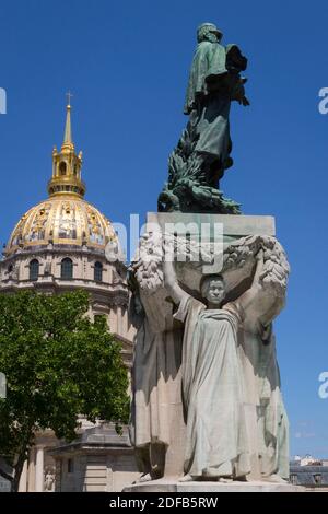 Die Statue des Marschalls Gallieni von schwarzen afrikanischen Indigenen getragen wird am 23. Juni 2020 in Place Vauban, 7. Arondissement, Paris, Frankreich gesehen. Von konföderierten Führern in den USA bis hin zu Sklavenhändlern in Großbritannien wurden in den letzten Wochen überall auf der Welt Statuen von Menschen mit Verbindungen zu rassistischen Vorurteilen ins Visier genommen. In Frankreich sind es Statuen von Figuren, die in die koloniale Vergangenheit des Landes involviert sind, die ins Visier genommen wurden. Die Statue von Joseph Gallieni, einem Militärkommandanten in den französischen Kolonien, war die jüngste, die ins Visier genommen wurde. Gallieni militärische Karriere sah ihn Aufstände gegen koloniale r niederschlagen Stockfoto