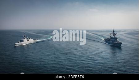 Handout-Datei Foto vom 8. November 2018 des Arleigh Burke-Klasse Lenkflugkörper Zerstörer USS Jason Dunham (DDG 109), rechts, dampft neben der französischen Marine La Fayette-Klasse Fregatte FS Courbet (F 712) im Rahmen einer dreiwöchigen Integration der Courbet mit Task Force 55. Die NATO soll die französischen Vorwürfe untersuchen, wonach türkische Kriegsschiffe in einer Konfrontation über den Libyen-Konflikt, der Verbündete gespalten hat, ein französisches Kriegsschiff ins Visier genommen haben. Türkische Kriegsschiffe sperrten ihre Waffensysteme an eine französische Fregatte namens Courbet, die Teil einer NATO-Überwachungsmission namens Sea Guardian war, am 10. Juni, Stockfoto