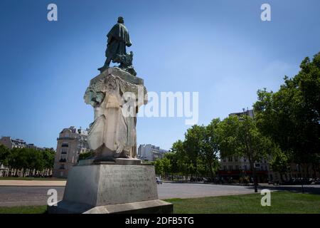 Die Statue des Marschalls Gallieni von schwarzen afrikanischen Indigenen getragen wird am 23. Juni 2020 in Place Vauban, 7. Arondissement, Paris, Frankreich gesehen. Von konföderierten Führern in den USA bis hin zu Sklavenhändlern in Großbritannien wurden in den letzten Wochen überall auf der Welt Statuen von Menschen mit Verbindungen zu rassistischen Vorurteilen ins Visier genommen. In Frankreich sind es Statuen von Figuren, die in die koloniale Vergangenheit des Landes involviert sind, die ins Visier genommen wurden. Die Statue von Joseph Gallieni, einem Militärkommandanten in den französischen Kolonien, war die jüngste, die ins Visier genommen wurde. Gallieni militärische Karriere sah ihn Aufstände gegen koloniale r niederschlagen Stockfoto