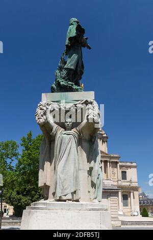 Die Statue des Marschalls Gallieni von schwarzen afrikanischen Indigenen getragen wird am 23. Juni 2020 in Place Vauban, 7. Arondissement, Paris, Frankreich gesehen. Von konföderierten Führern in den USA bis hin zu Sklavenhändlern in Großbritannien wurden in den letzten Wochen überall auf der Welt Statuen von Menschen mit Verbindungen zu rassistischen Vorurteilen ins Visier genommen. In Frankreich sind es Statuen von Figuren, die in die koloniale Vergangenheit des Landes involviert sind, die ins Visier genommen wurden. Die Statue von Joseph Gallieni, einem Militärkommandanten in den französischen Kolonien, war die jüngste, die ins Visier genommen wurde. Gallieni militärische Karriere sah ihn Aufstände gegen koloniale r niederschlagen Stockfoto