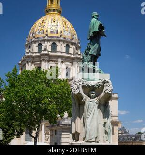 Die Statue des Marschalls Gallieni von schwarzen afrikanischen Indigenen getragen wird am 23. Juni 2020 in Place Vauban, 7. Arondissement, Paris, Frankreich gesehen. Von konföderierten Führern in den USA bis hin zu Sklavenhändlern in Großbritannien wurden in den letzten Wochen überall auf der Welt Statuen von Menschen mit Verbindungen zu rassistischen Vorurteilen ins Visier genommen. In Frankreich sind es Statuen von Figuren, die in die koloniale Vergangenheit des Landes involviert sind, die ins Visier genommen wurden. Die Statue von Joseph Gallieni, einem Militärkommandanten in den französischen Kolonien, war die jüngste, die ins Visier genommen wurde. Gallieni militärische Karriere sah ihn Aufstände gegen koloniale r niederschlagen Stockfoto