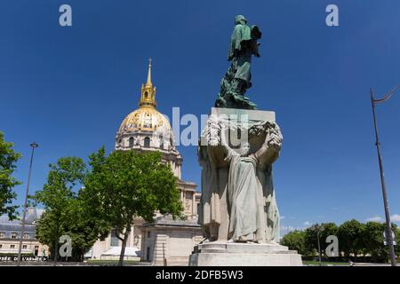 Die Statue des Marschalls Gallieni von schwarzen afrikanischen Indigenen getragen wird am 23. Juni 2020 in Place Vauban, 7. Arondissement, Paris, Frankreich gesehen. Von konföderierten Führern in den USA bis hin zu Sklavenhändlern in Großbritannien wurden in den letzten Wochen überall auf der Welt Statuen von Menschen mit Verbindungen zu rassistischen Vorurteilen ins Visier genommen. In Frankreich sind es Statuen von Figuren, die in die koloniale Vergangenheit des Landes involviert sind, die ins Visier genommen wurden. Die Statue von Joseph Gallieni, einem Militärkommandanten in den französischen Kolonien, war die jüngste, die ins Visier genommen wurde. Gallieni militärische Karriere sah ihn Aufstände gegen koloniale r niederschlagen Stockfoto