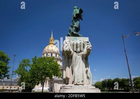 Die Statue des Marschalls Gallieni von schwarzen afrikanischen Indigenen getragen wird am 23. Juni 2020 in Place Vauban, 7. Arondissement, Paris, Frankreich gesehen. Von konföderierten Führern in den USA bis hin zu Sklavenhändlern in Großbritannien wurden in den letzten Wochen überall auf der Welt Statuen von Menschen mit Verbindungen zu rassistischen Vorurteilen ins Visier genommen. In Frankreich sind es Statuen von Figuren, die in die koloniale Vergangenheit des Landes involviert sind, die ins Visier genommen wurden. Die Statue von Joseph Gallieni, einem Militärkommandanten in den französischen Kolonien, war die jüngste, die ins Visier genommen wurde. Gallieni militärische Karriere sah ihn Aufstände gegen koloniale r niederschlagen Stockfoto