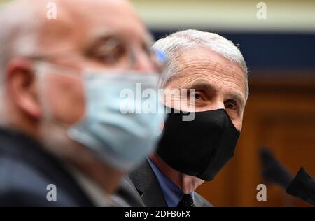 Dr. Anthony Fauci (R), Direktor, National Institute for Allergy and Infectious Diseases, National Institutes of Health, Und Dr. Robert Redfield, Direktor der Centers for Disease Control and Prevention, sagte am Dienstag, den 23. Juni 2020, während einer Anhörung des Ausschusses für Energie und Handel des Repräsentantenhauses über die Reaktion der Trump-Regierung auf die COVID-19-Pandemie auf dem Capitol Hill in Washington, DC, USA, aus. Foto von Kevin Dietsch/Pool/ABACAPRESS.COM Stockfoto