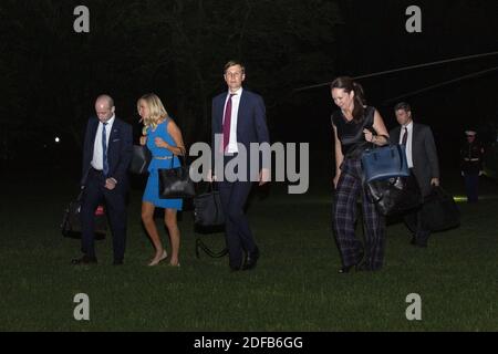 Von links nach rechts: Senior Advisor für Politik Stephen Miller, White House Press Secretary Kayleigh McEnany, Und Jared Kushner, Assistent des Präsidenten und Senior Advisor, geht am Mittwoch, dem 24. Juni 2020, auf dem South Lawn des Weißen Hauses in Washington, DC, USA, nach einer Tagestour mit US-Präsident Donald J. Trump nach Arizona zurück. Foto von Stefani Reynolds/CNP/ABACAPRESS.COM Stockfoto