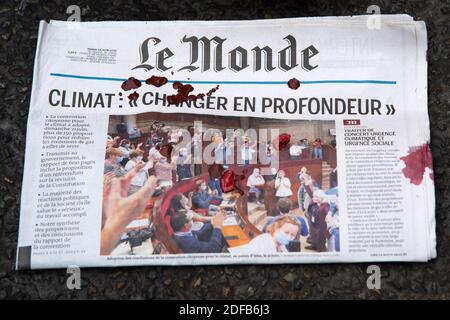 Eine Kopie der französischen Zeitung Le Monde ist am 23. Juni 2020 in Paris, Frankreich, mit Spuren von gefälschtem Blut auf dem Boden zu sehen. Foto von Aurore Marechal/ABACAPRESS.COM Stockfoto