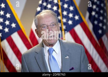 Der US-Senator Chuck Grassley (Republikaner von Iowa) spricht vor der Presse, als er am Mittwoch, den 24. Juni 2020, zum GOP Policy Luncheons im US-Kapitol in Washington DC, USA, eintrifft. Foto von Stefani Reynolds/CNP/ABACAPRESS.COM Stockfoto