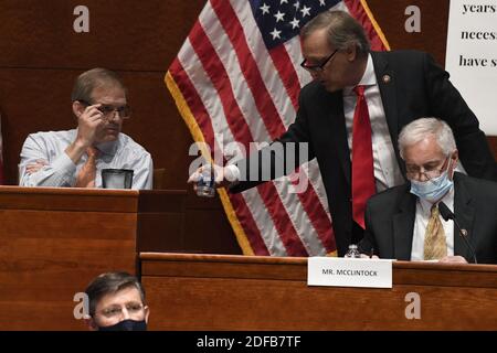 Rep. Andy Biggs, R-Arizona, zweiter von rechts, spricht mit Rep. Jim Jordan, R-Ohio, links, während einer Anhörung des Justizausschusses des Repräsentantenhauses auf dem Capitol Hill in Washington, Mittwoch, 24. Juni 2020, unter Aufsicht des Justizministeriums und einer Untersuchung der Politisierung des Ministeriums unter Generalstaatsanwalt William Barr. Rep. Mike Johnson, R-La., unten links, und Rep. Tom McClintock, R-Calif., rechts, nehmen ebenfalls an der Anhörung Teil. Foto von Susan Walsh/Pool/ABACAPRESS.COM Stockfoto