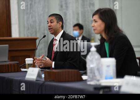 Ajit Pai, Vorsitzender der Federal Communications Commission (FCC), links, bezeugt während einer Anhörung des Senatsausschusses für Handel, Wissenschaft und Transportaufsicht der Vereinigten Staaten, die am 24. Juni 2020 die Federal Communications Commission in Washington, DC untersuchen sollte. Jessica Rosenworcel, Kommissarin, Federal Communications Commission (FCC) schaut auf die rechte Seite. Washington, DC, USA am 24. Juni 2020. Foto von Jonathan Newton/Pool/ABACAPRESS.COM Stockfoto