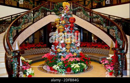 Wunderschön dekorierter Weihnachtsbaum in einer großen Lobby. Stockfoto