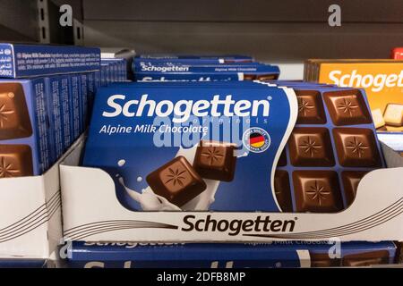 BELGRAD, SERBIEN - 8. NOVEMBER 2020: Schogetten Logo auf Apline Milchschokolade Tabs zu verkaufen. Schogetten ist ein Teil von TRUMPF Schokolade und eine deutsche Chocola Stockfoto