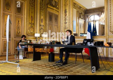 Der französische Präsident Emmanuel Macron spricht mit dem russischen Präsidenten Wladimir Putin während einer Videokonferenz am Freitag, den 26. Juni 2020 im Elysée-Palast in Paris. Der russische Präsident Wladimir Putin führt Videogespräche mit dem französischen Präsidenten Emmanuel Macron über das Coronavirus, Libyen, Syrien und die Beziehungen zu den USA unter Donald Trump. Foto von Raphael Lafargue/ABACAPRESS.COM Stockfoto
