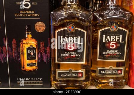 BELGRAD, SERBIEN - 15. NOVEMBER 2020: Label 5 Whisky-Logo auf einigen Flaschen zum Verkauf. Label 5 ist eine Marke von Blended Scotch Whisky von der Gruppe produziert Stockfoto